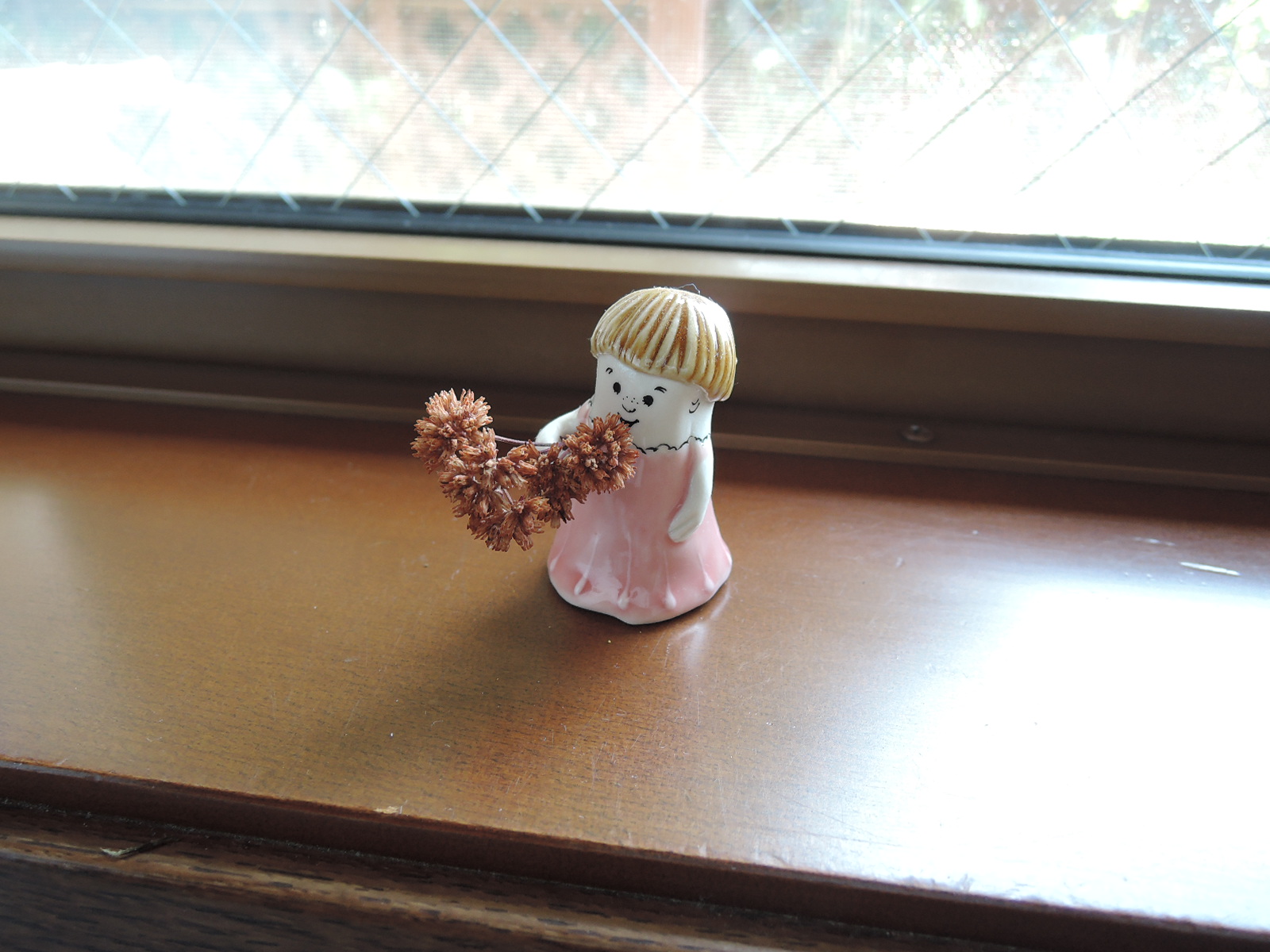 うえのえみさんの陶人形 花を持つちび人形｜作品｜12月のこころ