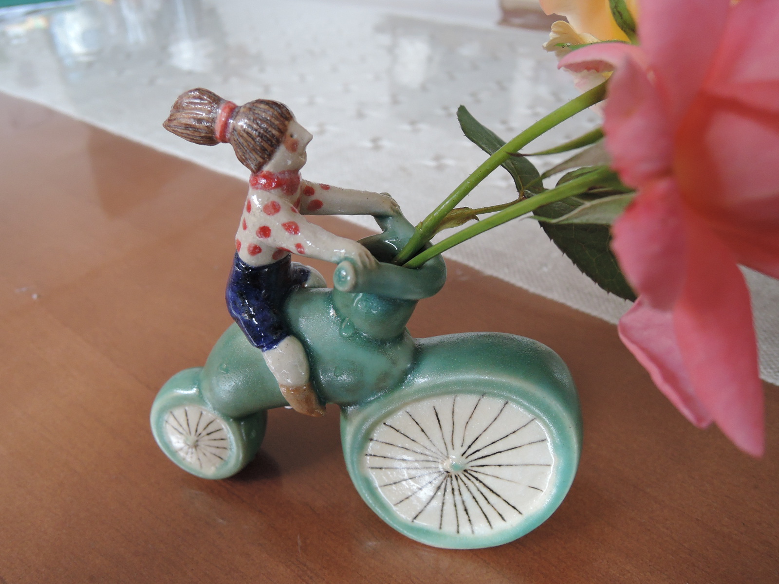 長谷川風子さんの陶人形　自転車に乗る少女