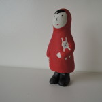 小堤晶子さんの陶器人形　赤いカッパの少女