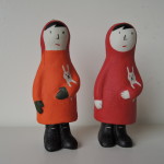 小堤晶子さんの陶器人形　オレンジ色のコートの少女と赤いコートの少女