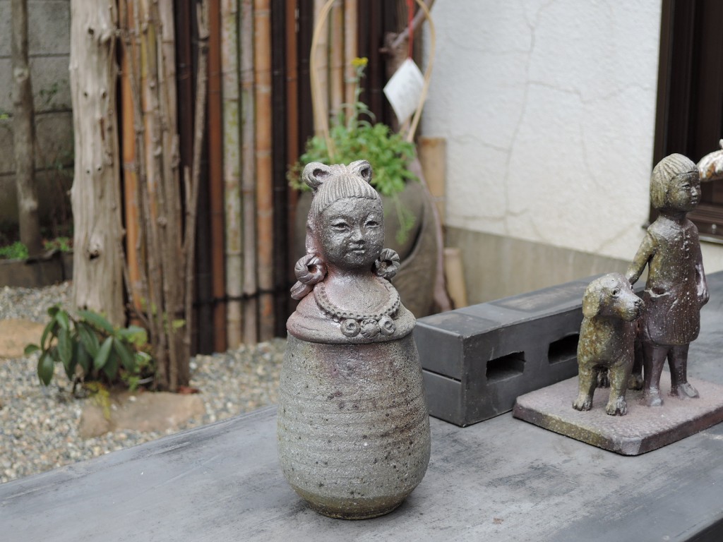 山下正行さんの陶展を開催するギャラリーみづきさんの庭に並ぶ作品達