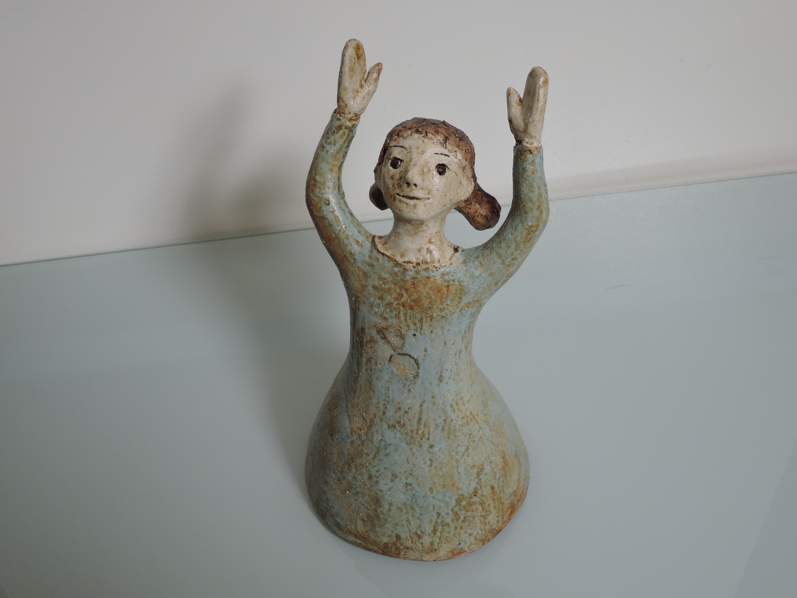 白倉えみさんの陶器の少女像