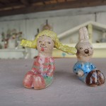 たなか　じゅり　さんのおさげ髪の女の子の陶器人形