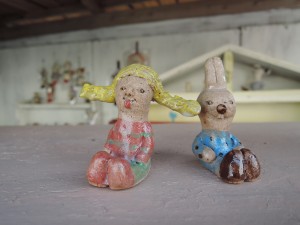 たなか　じゅり　さんのおさげ髪の女の子の陶器人形