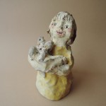 青木美佐緒さんの陶器人形　猫を抱く黄色の服の少女