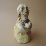 青木美佐緒さんの陶器人形　猫を抱く黄色の服の少女