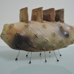 武藤公夫さんの陶器のオブジェ　宇宙船とも生き物とも見える花器
