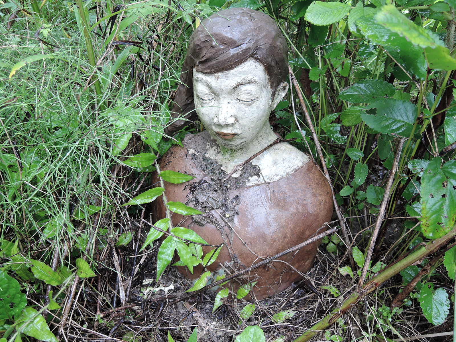 門脇美香江さんの陶房横でたたずむ胸像