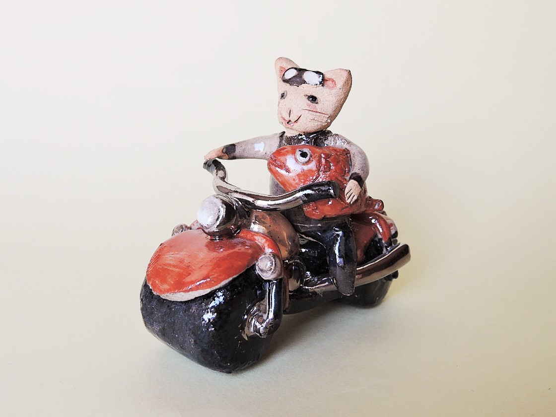 やなぎゆきおの陶器オブジエ　バイクに乗るネコ