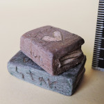 門脇美香江さん陶器の置物　小さい本
