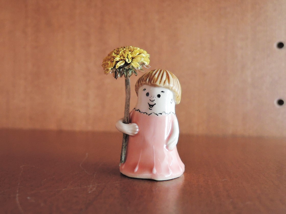うえのえみさんの陶人形 花を持つちび人形｜作品｜12月のこころ